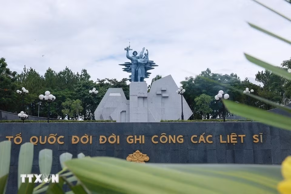 Thủ tướng Phạm Minh Chính thắp hương trên phần mộ liệt sỹ tại Nghĩa trang liệt sỹ Quốc gia Đường 9. (Ảnh: Dương Giang/TTXVN)