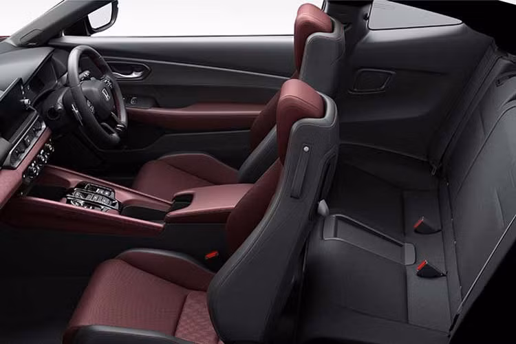 Honda chưa phát triển phiên bản Prelude Type R, nhưng Prelude được thừa hưởng một số trang bị phần cứng từ Civic Type R, gồm hệ thống treo trước hai trục, giảm xóc thích ứng và phanh Brembo phía trước.