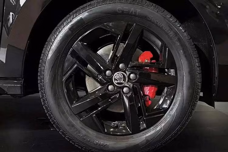 Nâng cấp cơ khí đáng chú ý của Skoda Slavia 2027 nằm ở hộp số tự động biến mô 8 cấp mới, kết hợp với động cơ xăng TSI 1.0L. Thông số động cơ thực tế vẫn được giữ nguyên với công suất tối đa 115 mã lực và mô-men xoắn cực đại 178 Nm. Ngoài hộp số tự động 8 cấp mới, động cơ này còn có thể đi kèm với hộp số 6 cấp.
