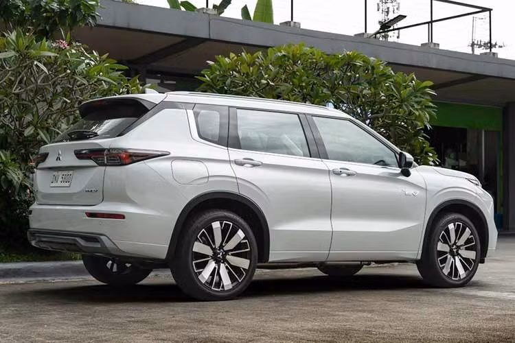 Tại thị trường Philippines, Mitsubishi Outlander PHEV 2026 có giá niêm yết 2,848 triệu peso (tương đương 1,2 tỷ đồng). Trong thời gian ưu đãi giới thiệu đến hết tháng 9/2026, mẫu xe được áp dụng mức giá 2,749 triệu peso (tương đương 1,1 tỷ đồng).