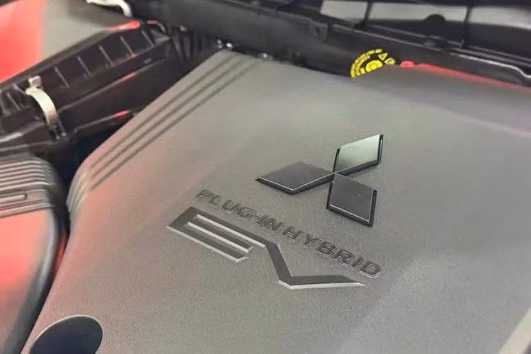 Mitsubishi cũng trang bị cho xe gói công nghệ hỗ trợ lái Mitsubishi Motors Safety Sensing nhằm tăng cường các tính năng an toàn chủ động trên xe. Ngoài ra, Outlander PHEV còn có hệ thống túi khí cho hành khách và camera quan sát 360 độ.