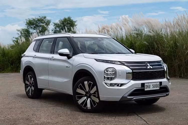 Dù đã ngừng bán ở Việt Nam, Outlander hiện vẫn là một trong những mẫu xe chủ lực của Mitsubishi tại nhiều thị trường. Điều này lý giải vì sao Mitsubishi Motors Việt Nam đang có dự định đưa thế hệ thứ tư về nước dù mới ngừng bán cách đây không lâu.
