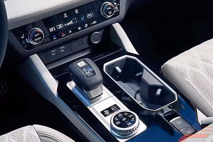 Về an toàn, xe được trang bị gói Mitsubishi Motors Safety Sensing với các tính năng như giảm thiểu va chạm phía trước, cảnh báo điểm mù, hỗ trợ chuyển làn, cảnh báo phương tiện cắt ngang phía sau, cảnh báo chệch làn và cảnh báo sự chú ý của người lái.