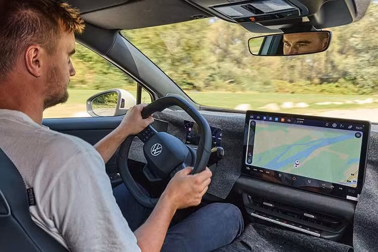 Tổng thể thiết kế mới được kỳ vọng sẽ giúp Volkswagen ID. Tiguan bớt đơn điệu hơn so với phiên bản tiền nhiệm. Volkswagen cũng giới thiệu một phiên bản thể thao hơn với các hốc hút gió lớn và đèn nằm dọc ở các góc cản trước. Mẫu xe này có thể là thành viên đầu tiên của dòng ô tô điện Volkswagen ID. được bổ sung gói trang bị ngoại thất R-Line.