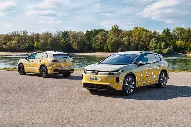 Theo thông tin được hé lộ vào hồi đầu năm nay, Volkswagen ID.4 sẽ bị khai tử và nhường chỗ cho ID. Tiguan. Mẫu SUV thuần điện cỡ trung của hãng xe Đức sẽ được phát triển song song với Volkswagen Tiguan dùng động cơ đốt trong vốn rất được ưa chuộng. Tuy nhiên, trên thực tế, Volkswagen ID. Tiguan 2027 chỉ là phiên bản nâng cấp lớn của thế hệ đầu tiên, tương tự ID.3 Neo.