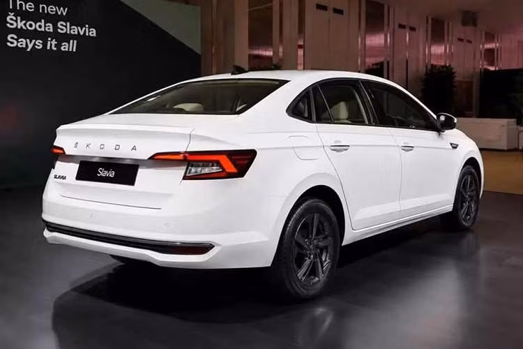 Như đã được công bố tại sự kiện ra mắt vào hồi tháng 8 năm nay, Skoda Slavia 2027 đã được cải tiến nhẹ ở khu vực ngoại thất. Có thể thấy rõ điều này qua lưới tản nhiệt mới, cản trước và sau thiết kế lại. Bên cạnh đó là cụm đèn pha LED mới với dải đèn LED định vị ban ngày được điều chỉnh lại.