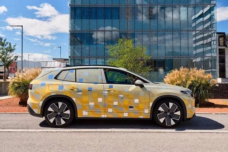 Dù mang tên Tiguan, mẫu xe này không có nhiều điểm tương đồng với Volkswagen Tiguan thế hệ thứ ba vốn mang trên mình thiết kế đầu xe hầm hố. Thay vào đó, ID. Tiguan 2027 sở hữu phong cách thiết kế tương tự những mẫu xe điện mới khác trong dòng ID. như ID. Polo và ID. Cross.