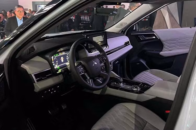 Mitsubishi cũng sử dụng thép tại những vị trí quan trọng trong kết cấu khung xe Outlander PHEV, nhằm hạn chế rung động và tiếng ồn khi vận hành ở tốc độ cao. Cách tiếp cận này hướng tới việc cân bằng giữa khả năng vận hành mạnh mẽ và sự thoải mái khi sử dụng hàng ngày.