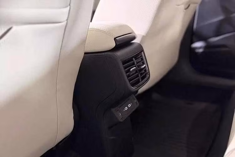 Bên trong xe, thiết kế mặt táp-lô quen thuộc vẫn được giữ lại, nhưng mẫu sedan này có thêm bảng đồng hồ kỹ thuật số 10,25 inch, hỗ trợ tính năng dẫn đường từng chặng. Trong khi đó, hệ thống thông tin giải trí 10,1 inch nâng cấp hỗ trợ kết nối Android Auto và Apple CarPlay không dây.