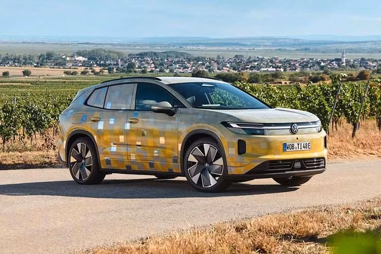 Theo kế hoạch, Volkswagen ID. Tiguan sẽ chính thức ra mắt thị trường vào tháng 10 năm nay. Trước thời điểm đó, hãng Volkswagen đã tung ra những hình ảnh vẫn còn ngụy trang của mẫu xe này. Dù phần lớn khu vực ngoại thất đã bị che kín nhưng thiết kế sửa đổi của xe vẫn được hé lộ khá rõ.