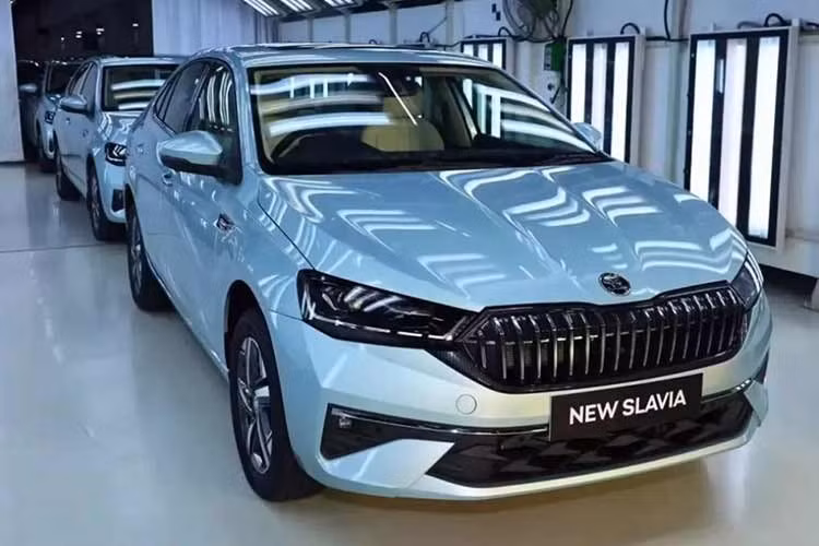 Việc bắt đầu sản xuất đánh dấu giai đoạn tiếp theo trong quá trình đưa Skoda Slavia 2027 ra thị trường. Chia sẻ về sự phát triển này, ông Piyush Arora, Giám đốc Điều hành kiêm Tổng giám đốc Skoda Ấn Độ, cho biết mẫu xe mới được phát triển dựa trên những thế mạnh hiện có của Slavia, đồng thời bổ sung các nâng cấp về công nghệ, tiện nghi và sự thực dụng.