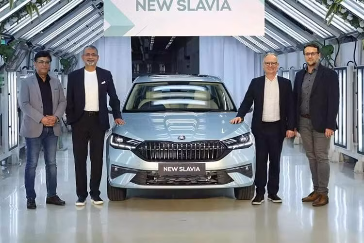 Skoda Slavia 2027 phiên bản nâng cấp đã lần đầu tiên được giới thiệu ở thị trường Ấn Độ vào hồi tháng 8/2026. Đến nay, Skoda Ấn Độ đã bắt đầu sản xuất Slavia bản nâng cấp tại nhà máy Chakan ở Pune. Theo kế hoạch, xe sẽ chính thức ra mắt thị trường Ấn Độ vào ngày 6/10/2026 tới đây.