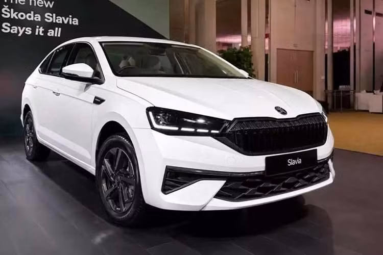 Tổng thể thiết kế của Skoda Slavia 2027 vẫn giữ nét quen thuộc. Trong khi đó, bộ mâm hợp kim 16 inch thiết kế mới giúp tạo sự khác biệt cho khu vực bên sườn. Phía sau, mẫu sedan hạng B này được trang bị cụm đèn hậu LED, đèn báo rẽ tuần tự và cản sau mới. Không giống người anh em Skoda Kushaq, các chi tiết trang trí trên lưới tản nhiệt của Slavia không được tích hợp đèn chiếu sáng.