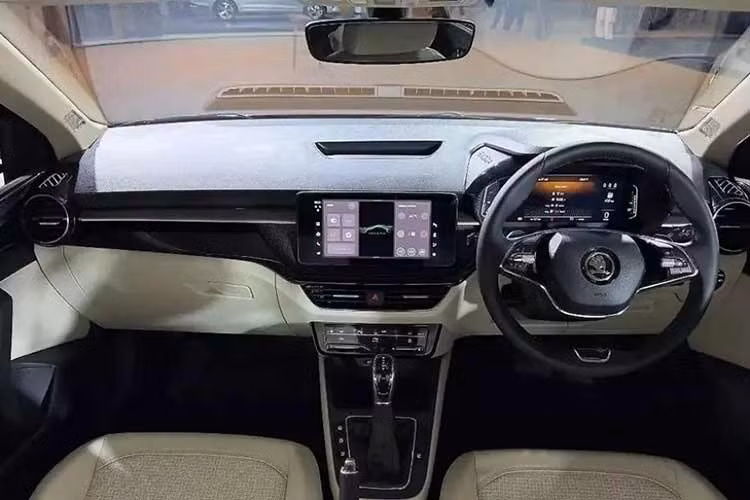 Skoda Slavia 2027 tại thị trường Ấn Độ có 10 tùy chọn màu ngoại thất, trong đó có hai màu mới là bạc Arctic Silver và be Cappuccino Beige. Tùy chọn màu sắc sẽ khác nhau ở từng phiên bản, đồng thời khách hàng cũng có thể lựa chọn cách phối 2 tông màu cho xe. Những chiếc xe màu be Cappuccino Beige dự kiến sẽ bắt đầu được giao cho khách hàng từ tháng 12/2026.