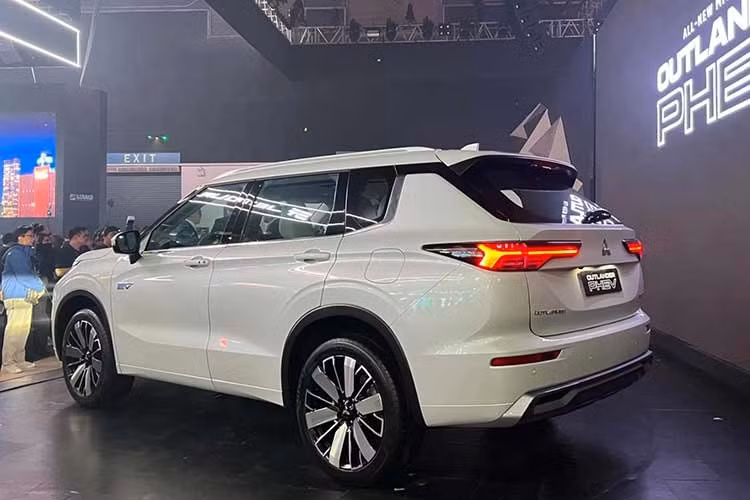 Hệ truyền động được kết hợp với Super All-Wheel Control (S-AWC), hệ thống dẫn động 4 bánh đặc trưng của Mitsubishi. Công nghệ này phối hợp khả năng phân bổ lực kéo với các hệ thống hỗ trợ ổn định, trong đó có Active Yaw Control, nhằm tăng khả năng kiểm soát xe trong những điều kiện vận hành khác nhau.