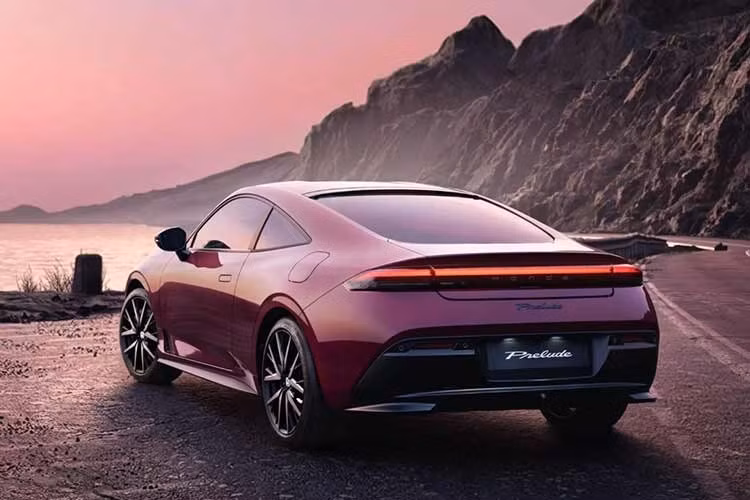 Tại Mỹ, Prelude ghi nhận 2.077 xe được bán ra trong 7 tháng đầu năm nay, cao hơn Subaru BRZ với 1.785 xe. Trong khi đó, Mazda MX-5 đạt 5.984 xe. Tuy nhiên, khách hàng Mỹ sẽ chưa có cơ hội sở hữu Prelude Limited Edition với màu sơn đặc biệt này.