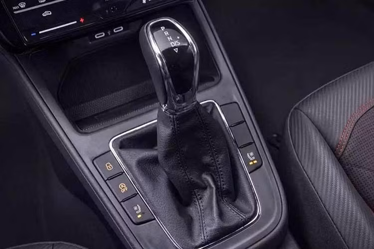 Skoda cũng nhấn mạnh hệ thống thông tin giải trí thế hệ mới của Slavia với trợ lý AI Companion được vận hành bởi Google Cloud. Các trang bị bổ sung khác gồm camera toàn cảnh 360 độ và ghế sau có tính năng massage như xe sang. Skoda khẳng định Slavia mới là mẫu xe đầu tiên trong phân khúc có ghế massage phía sau.