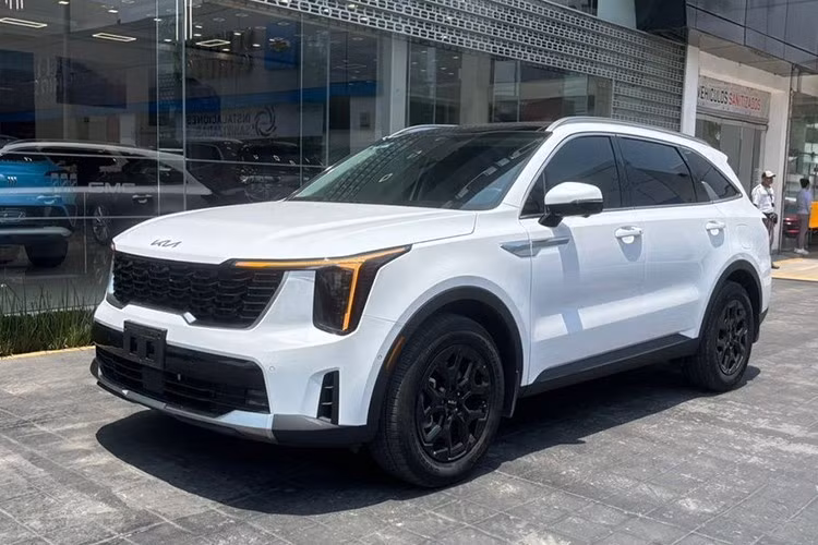 KIA Sorento 2025 ﻿KIA Sorento 2025 cũng là những mẫu xe có nhiều khả năng ra mắt vào tháng 7 tới bởi mới đây, mẫu xe này đã bị bắt gặp khi đang đi đăng kiểm tại Hà Nội hồi tháng 4. Cũng trong những tháng gần đây, đại lý KIA Sorento liên tục áp dụng chương trình khuyến mại nhằm dọn kho đón xe mới.