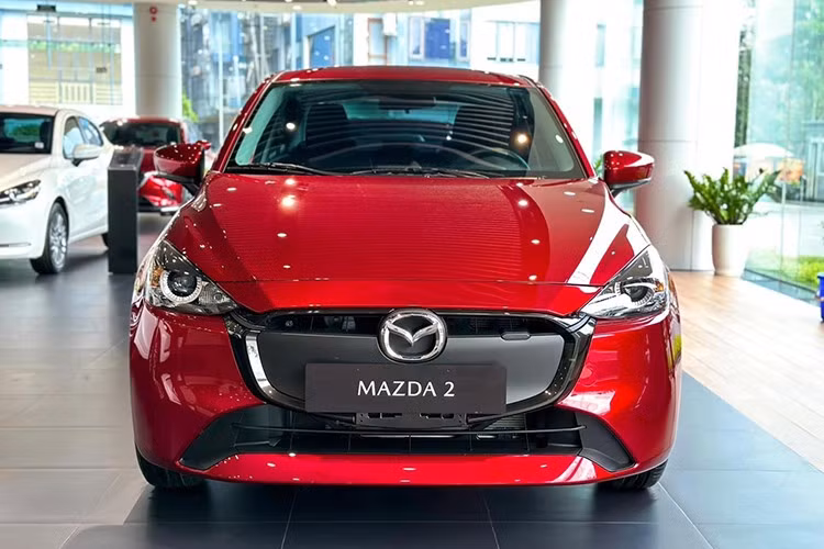 Việc giảm giá đã đưa Mazda2 xuống mức thấp hơn một số mẫu xe hạng A như Hyundai Grand i10 bản 1.2 AT Tiêu chuẩn (giá 405 triệu đồng) hay Toyota Wigo bản G cao cấp nhất (giá 405 triệu đồng).