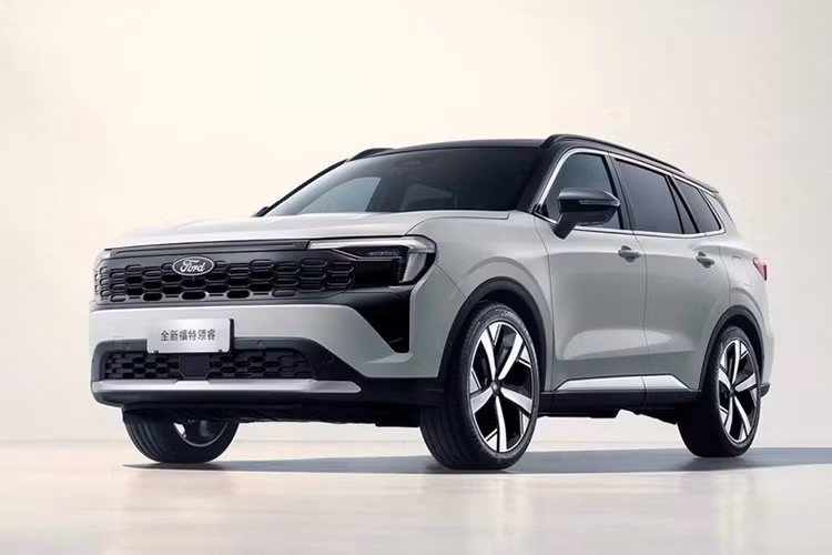 Ford Territory 2025 ﻿Dấu hiệu nhận biết Ford Territory 2025 sắp ra mắt chính là việc đại lý đang tích cực xả hàng tồn cho bản hiện hành. Hãng xe hơi Mỹ chưa xác nhận thông tin nhưng nguồn tin từ đại lý, Territory bản mới nhiều khả năng ra mắt trong tháng 7 này.