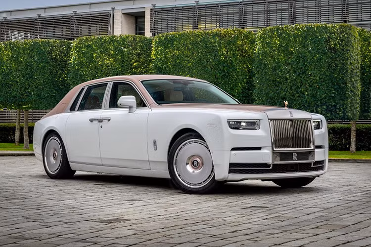 Nguồn cảm hứng cho Rolls-Royce Phantom Dentelle độc bản đến từ một loại vải ren cao cấp dệt bởi khung máy hiếm “Leavers loom” – nổi bật với các cánh hoa ba chiều và họa tiết ngọc trai mềm mại. Sự phức tạp trong cấu trúc và bảng màu nhẹ nhàng của mẫu ren đã trở thành nguồn cảm hứng sáng tạo cho cả thiết kế nội thất lẫn ngoại thất của chiếc xe.