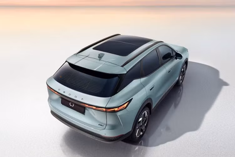 Phiên bản plug-in hybrid (PHEV) là sự tích hợp động cơ điện, cho công suất 255 kW (tương đương 346 mã lực), Xe thực hiện tăng tốc từ 0 lên 100 km/h trong 9 giây, hệ truyền động có hiệu suất cơ học 98%. Bộ pin 18,4 kWh giúp xe đi được quãng đường tối đa 95km ở chế độ thuần điện.