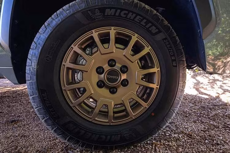 Toyota cũng trang bị nhiều công nghệ hỗ trợ off-road như hệ thống lựa chọn đa địa hình Multi-Terrain Select, hệ thống lựa chọn vận tốc vượt địa hình Crawl Control và khóa vi sai cầu sau. Bộ mâm màu đồng cùng các chi tiết nhận diện riêng giúp phiên bản này khác biệt so với các biến thể còn lại trong dải sản phẩm.