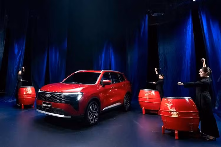 Ford Việt Nam vừa chính thức ra mắt Territory Platinum 2026, phiên bản cao cấp của mẫu SUV đô thị được phát triển cho những khách hàng muốn sở hữu không gian rộng rãi và tiện nghi, an toàn, kết hợp với thiết kế tinh tế của một chiếc xe hạng sang để không ngừng đi tới những trải nghiệm mới.