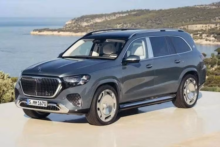Với những khách hàng tìm kiếm đỉnh cao của sự sang trọng khi di chuyển trên đường nhưng vẫn chưa hài lòng với không gian mà Mercedes S-Class đầu bảng mang lại, Maybach giờ đây đã có thêm lựa chọn để họ xuống tiền. Câu trả lời của hãng là Mercedes-Maybach GLS 680 2027 mới, ra mắt chỉ vài tháng sau khi phiên bản tiêu chuẩn của GLS trải qua đợt nâng cấp toàn diện.