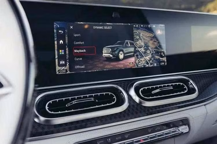 Ghế ngồi của GLS 680 được bọc da Nappa mới với các tùy chọn màu nâu và be. Những doanh nhân ngồi phía sau có thể thưởng thức rượu champagne nhờ hai giá giữ chai tích hợp trong ngăn làm mát phía sau.