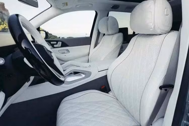 Maybach cũng bổ sung các vật liệu cách âm mới nhằm giảm thiểu tiếng ồn lọt vào khoang nội thất. Hệ thống âm thanh vòm Burmester gồm 15 loa cũng được trang bị tiêu chuẩn cho xe, đi kèm bộ khuếch đại công suất 710 W.
