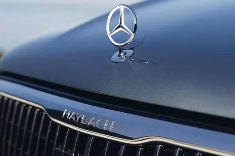 Viền ngoài của lưới tản nhiệt cùng logo Maybach đều có khả năng phát sáng. Những khách hàng muốn nổi bật hơn nữa có thể bổ sung biểu tượng Mercedes-Benz phát sáng trên nắp ca-pô, trong khi các điểm nhấn màu vàng hồng được bố trí bên trong và giữa cụm đèn pha. Tương tự GLS tiêu chuẩn, xe cũng được trang bị dải đèn LED chiếu sáng ban ngày với họa tiết ngôi sao.