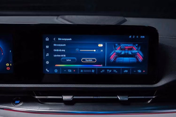 Màn hình kép 12.3 inch hiển thị thông tin lái và hệ thống giải trí, với Apple CarPlay, Android Auto không dây và kết nối Ứng dụng Ford là trang bị tiêu chuẩn. Bộ hệ thống hỗ trợ lái tiên tiến được nâng cấp thêm tính năng Hỗ trợ lái thông minh trong điều kiện giao thông đông đúc và Kiểm soát hành trình thích ứng thông minh mới.