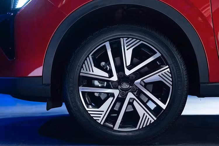 Với chiều rộng tổng thể 1.935 mm và chiều dài 4.685 mm, Ford Territory sở hữu không gian nội thất rộng nhất phân khúc. Cửa sổ trời toàn cảnh có thể giúp ánh sáng tự nhiên tràn ngập trong xe. Khoang hành lý rộng rãi có thể tăng từ 448 đến 1.442 lít khi gập hàng ghế thứ hai, cốp điện tích hợp tính năng đá cốp.