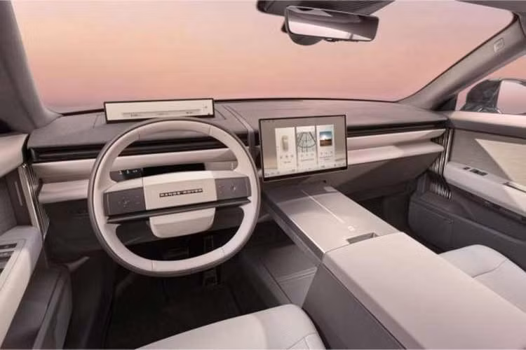 Một trong những điểm nhấn là hệ thống cửa gió điều hòa được thiết kế ẩn, kéo dài theo chiều ngang bảng táp-lô nhằm tạo cảm giác liền mạch. Các vật liệu hoàn thiện cũng được lựa chọn theo hướng cao cấp, trong đó lớp vải dệt phủ trên bảng điều khiển được tích hợp hệ thống loa ẩn bên trong.