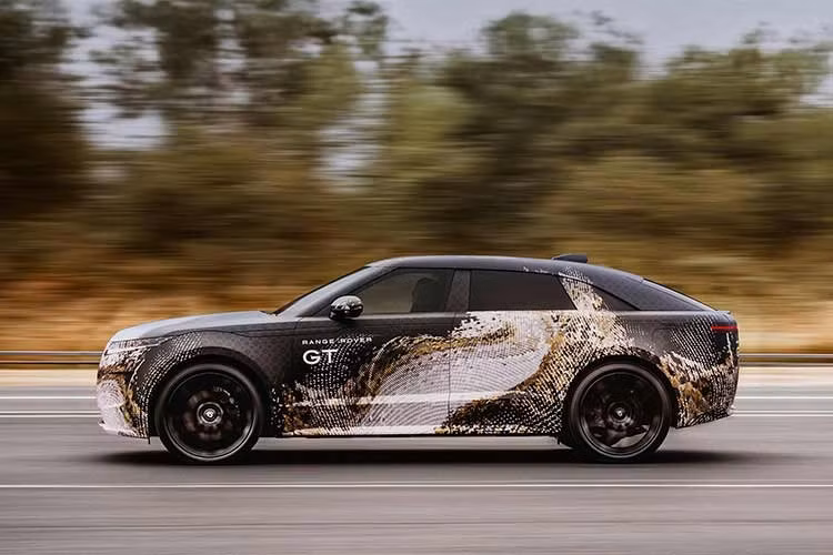 Theo ông Martin Limpert, Giám đốc điều hành Range Rover, mẫu GT mới được phát triển nhằm kết hợp khả năng vận hành của một mẫu xe Grand Touring với sự êm ái trên những hành trình dài, đồng thời vẫn duy trì khả năng di chuyển trên nhiều điều kiện địa hình - yếu tố vốn là bản sắc của thương hiệu Range Rover.