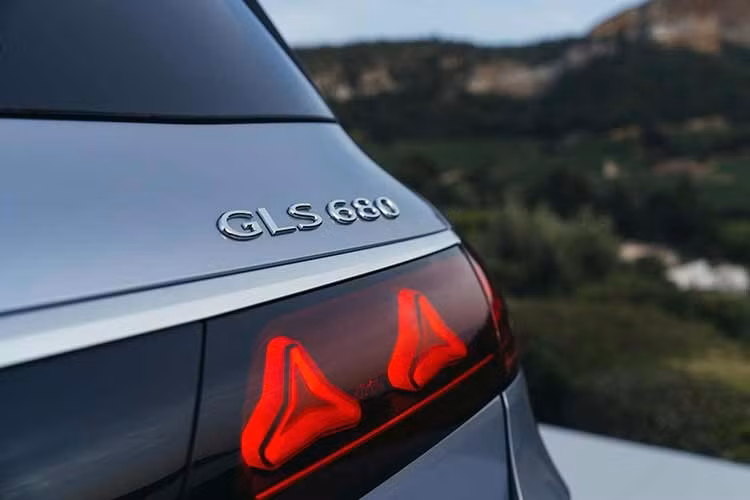Phong cách thiết kế tương tự được áp dụng cho khu vực phía sau xe. Tại đây, Mercedes-Maybach GLS 680 2027 sở hữu cửa cốp mới cùng cụm đèn hậu có họa tiết ngôi sao mạ crôm, giúp xe vẫn tạo dấu ấn ngay cả khi rời đi.