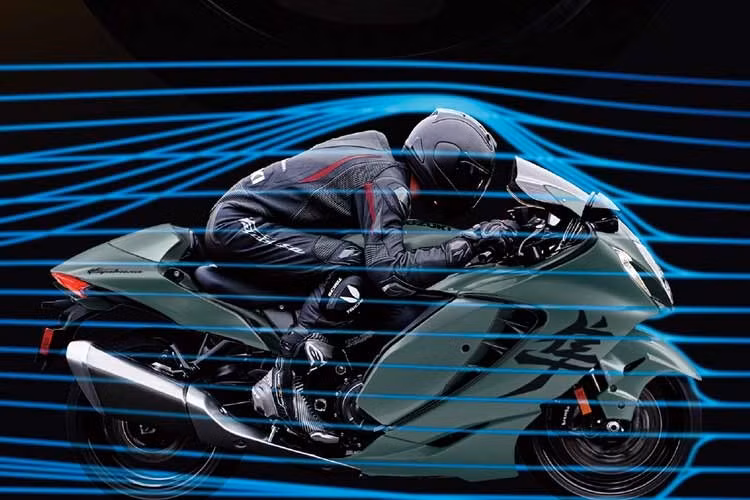 Hệ thống điện tử cũng được giữ nguyên với gói Suzuki Intelligent Ride System (SIRS), bao gồm hàng loạt công nghệ hỗ trợ người lái như ABS hai kênh, ABS khi vào cua, nhiều chế độ lái, hệ thống kiểm soát lực kéo, Launch Control, Cruise Control và bộ sang số nhanh Quick Shifter hai chiều. Đây vẫn là một trong những gói trang bị điện tử toàn diện nhất trong phân khúc hypersport-touring hiện nay.