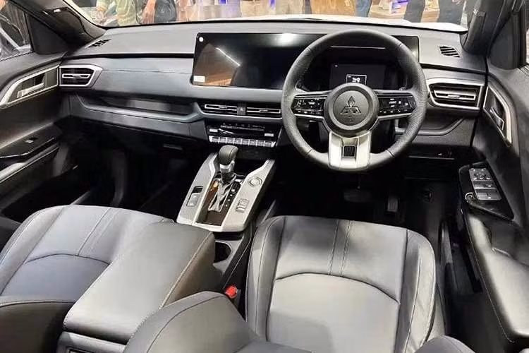 Về hệ truyền động, Xforce HEV sử dụng hệ thống hybrid nối tiếp - song song e:Motion của Mitsubishi, từng xuất hiện trên Xpander HEV và Xpander Cross HEV tại khu vực Đông Nam Á. Xe được trang bị mô-tơ điện có công suất tối đa 116 mã lực và mô-men xoắn cực đại 255 Nm đảm nhiệm phần lớn việc dẫn động.