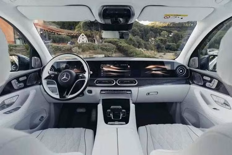 Điểm nhấn lớn nhất trên GLS 680 mới nằm ở khoang nội thất. Xe được trang bị hệ thống thông tin giải trí MBUX thế hệ mới với hệ thống Superscreen, tích hợp 3 màn hình 12,3 inch đặt dưới một tấm kính liền khối. Hệ thống màn hình còn được mở rộng tới hàng ghế thứ hai với hai màn hình 11,6 inch, phục vụ nhu cầu giải trí trong suốt hành trình.