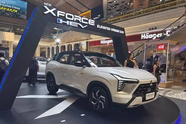 Mitsubishi đã chính thức ra mắt Xforce HEV tại Indonesia. Đây là cột mốc quan trọng đối với hãng khi Xforce HEV không chỉ là xe hybrid đầu tiên được Mitsubishi giới thiệu tại thị trường Indonesia mà còn là xe hybrid đầu tiên được sản xuất ngay ở quốc gia này.