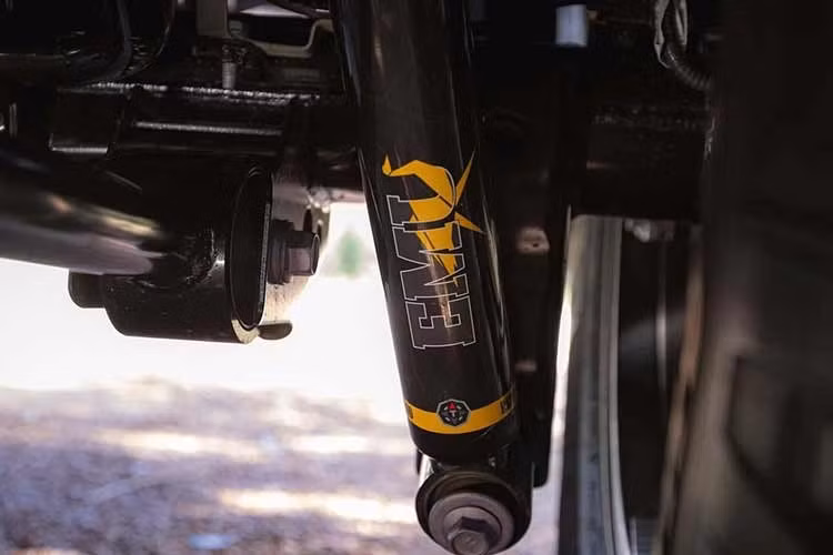 Ý tưởng của gói Trailhunter là mang đến một lựa chọn dễ tiếp cận hơn cho những người muốn bước vào thế giới off-road. Điều này đồng nghĩa với việc phiên bản này nhiều khả năng sẽ được định vị dưới TRD Pro cả về giá bán lẫn khả năng vận hành.