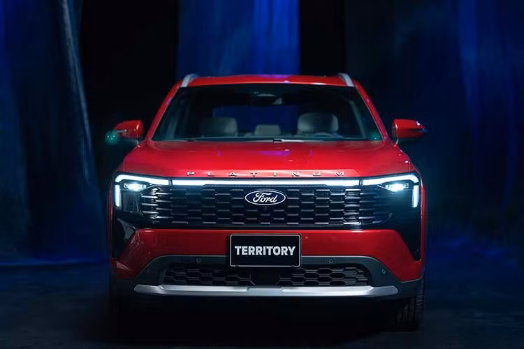 Ngoại thất Ford Territory Platinum 2026 mới nổi bật với Đèn định vị toàn dải LED gây ấn tượng bề ngang rộng rãi, tích hợp đèn pha chống chói tự động giúp tăng cường khả năng quan sát và đảm bảo an toàn.