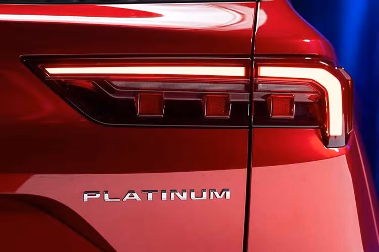 Lưới tản nhiệt dưới và cản sau sơn đen bóng, logo Platinum trên cửa hậu và ở nắp capo, cùng mâm xe 19-inch mang lại cho Territory Platinum vẻ ngoài sang trọng và khác biệt.