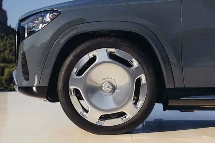 Trang bị tiêu chuẩn gồm bộ mâm 22 inch trong khi khách hàng có thể tùy chọn bộ mâm rèn 23 inch hoàn thiện bằng crôm. Bộ mâm lớn hơn đi kèm nắp chụp bánh mang biểu tượng ngôi sao 3 cánh có khả năng tự cân bằng, luôn giữ biểu tượng ở vị trí thẳng đứng ngay cả khi bánh xe quay.