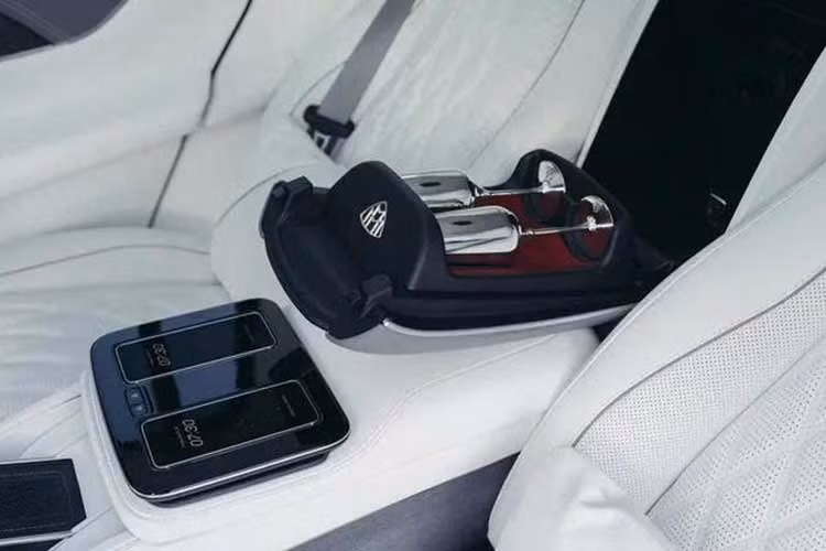 Bên dưới nắp ca-pô là động cơ hoàn toàn mới của Mercedes-Benz. Đây là động cơ V8, tăng áp kép, dung tích 4.0L với trục khuỷu phẳng, kết hợp hệ thống mild hybrid 48 V vận hành bằng máy phát kiêm mô-tơ khởi động tích hợp và hộp số tự động 9 cấp truyền sức mạnh tới cả bốn bánh.