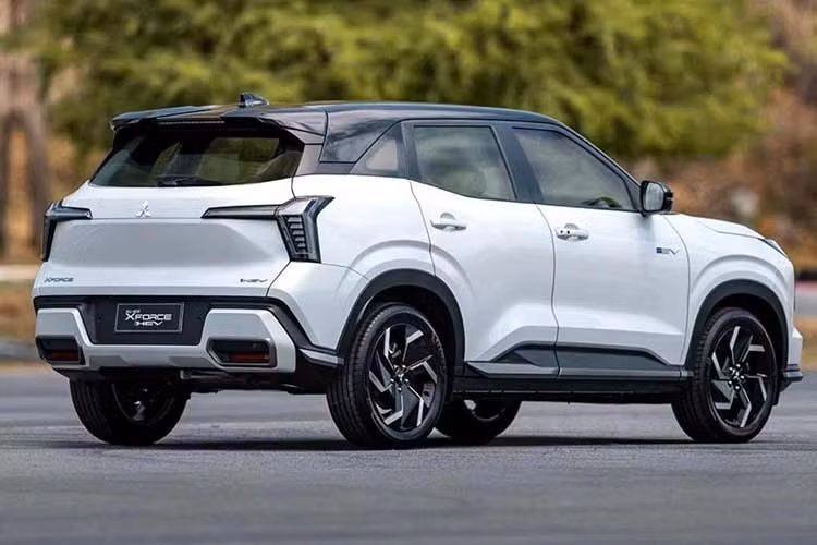 Về thiết kế, Xforce HEV được phân biệt với bản động cơ xăng bằng dòng chữ Xforce trên nắp ca-pô, lưới tản nhiệt với các thanh mạ crôm, bộ mâm 18 inch hai tông màu cùng logo HEV có điểm nhấn màu xanh. Tuy nhiên, khoảng sáng gầm xe giảm từ 222 mm trên phiên bản động cơ xăng xuống còn 183 mm.