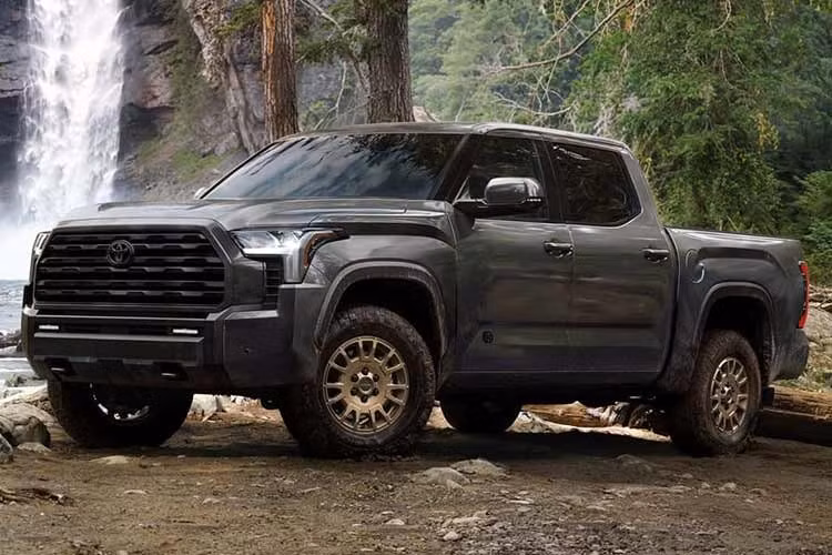 Bán tải cỡ lớn Tundra của Toyota đã lép vế trong cuộc đua doanh số tại Mỹ năm 2025, không chỉ trước các đối thủ đến từ Detroit mà còn xếp sau cả "đàn em" Tacoma. Có lẽ bản nâng cấp nhẹ dành cho đời 2027 cùng gói Trailhunter mới sẽ giúp mẫu xe này cải thiện vị trí tại thị trường Mỹ.