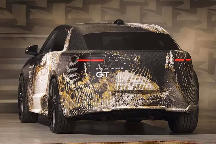 Khoang cabin của Range Rover GT được phát triển theo triết lý thiết kế tối giản quen thuộc của thương hiệu. Không gian nội thất được trang bị màn hình trung tâm hoàn toàn mới kết hợp với màn hình hiển thị dành cho người lái, thay thế cụm đồng hồ truyền thống.