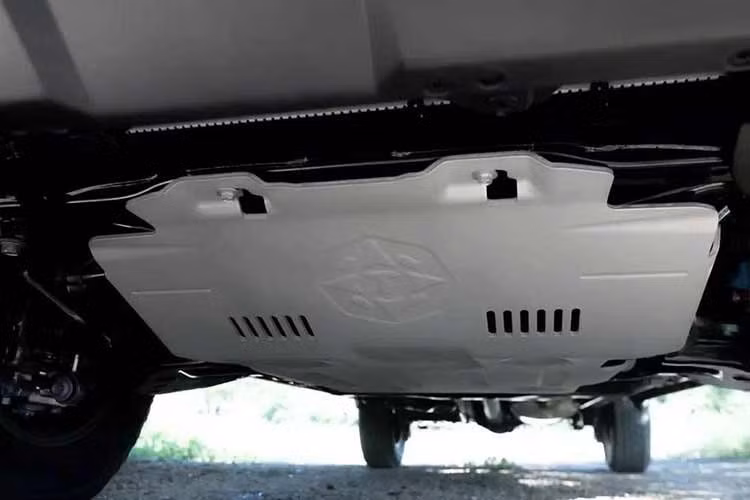 Bên cạnh gói Trailhunter mới, Toyota Tundra đời 2027 còn được tinh chỉnh nhẹ ở phần đầu xe. Những thay đổi chủ yếu gồm việc bố trí lại đèn báo rẽ cùng một số điều chỉnh nhỏ trên lưới tản nhiệt, cản trước và cản sau. Toyota cũng nâng cấp thanh đèn LED gắn trên lưới tản nhiệt và bổ sung tùy chọn đèn sương mù RIGID...